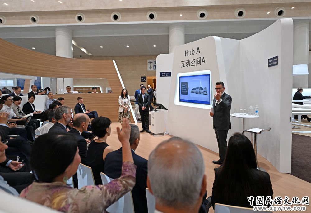 新华全媒+丨夏季达沃斯论坛:嘉宾交流沟通促合作